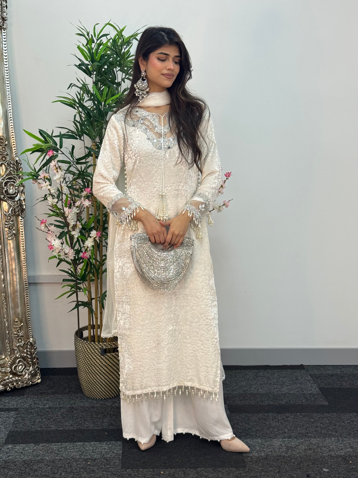 (Preorder 4 weeks) Jheel - White Plachi