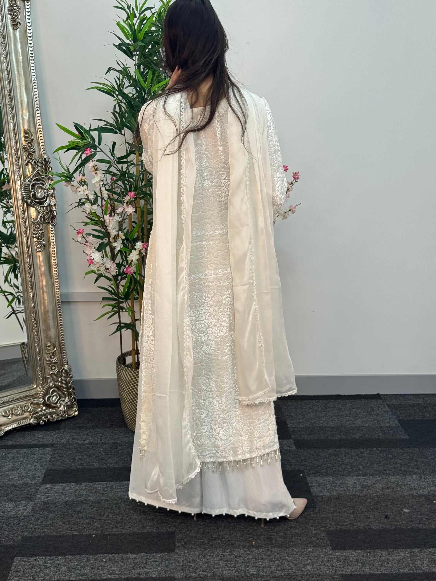 (Preorder 4 weeks) Jheel - White Plachi