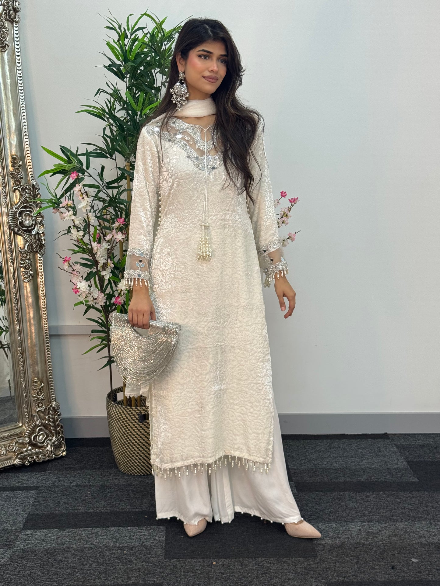 (Preorder 4 weeks) Jheel - White Plachi