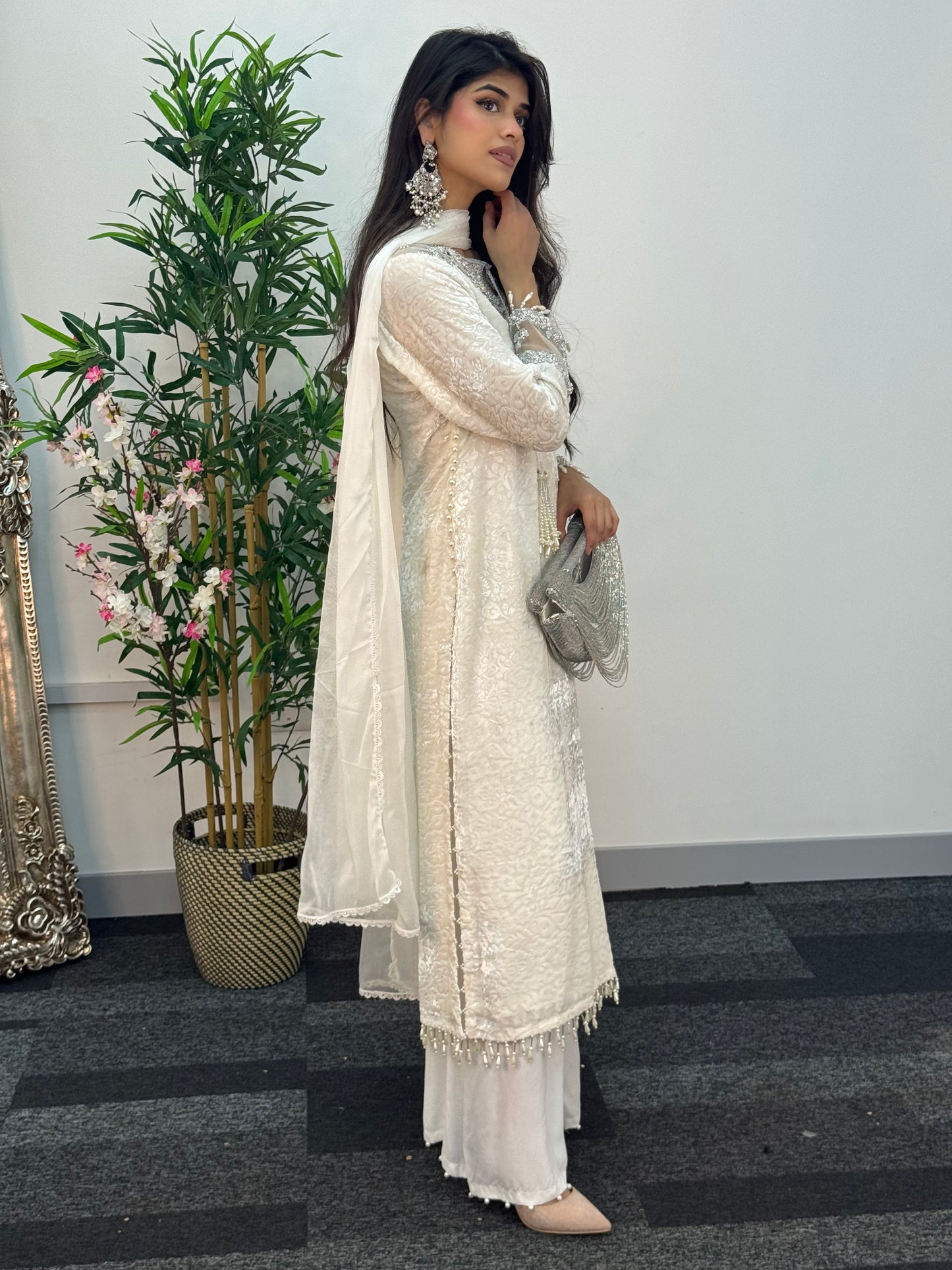 (Preorder 4 weeks) Jheel - White Plachi