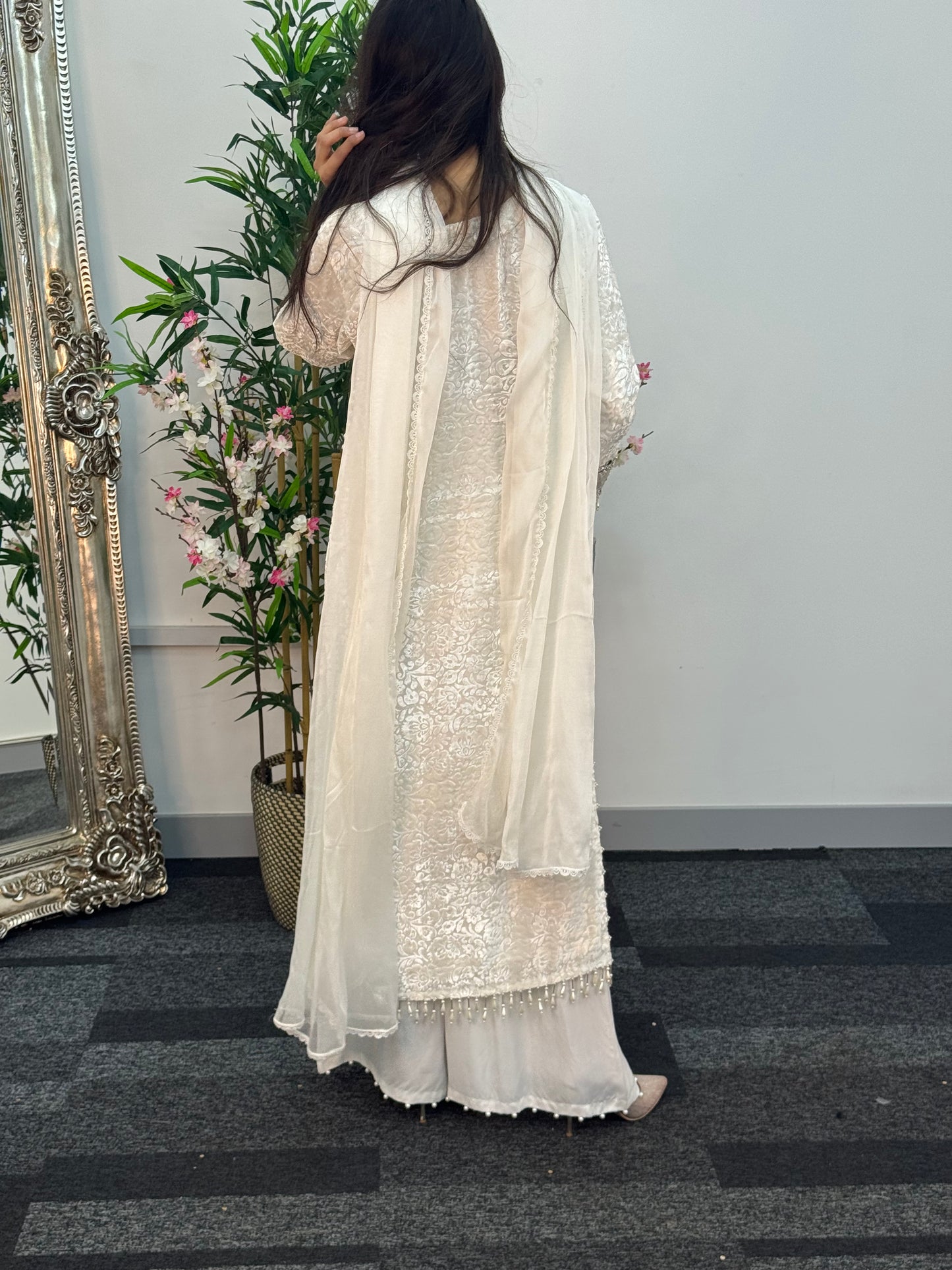 (Preorder 4 weeks) Jheel - White Plachi