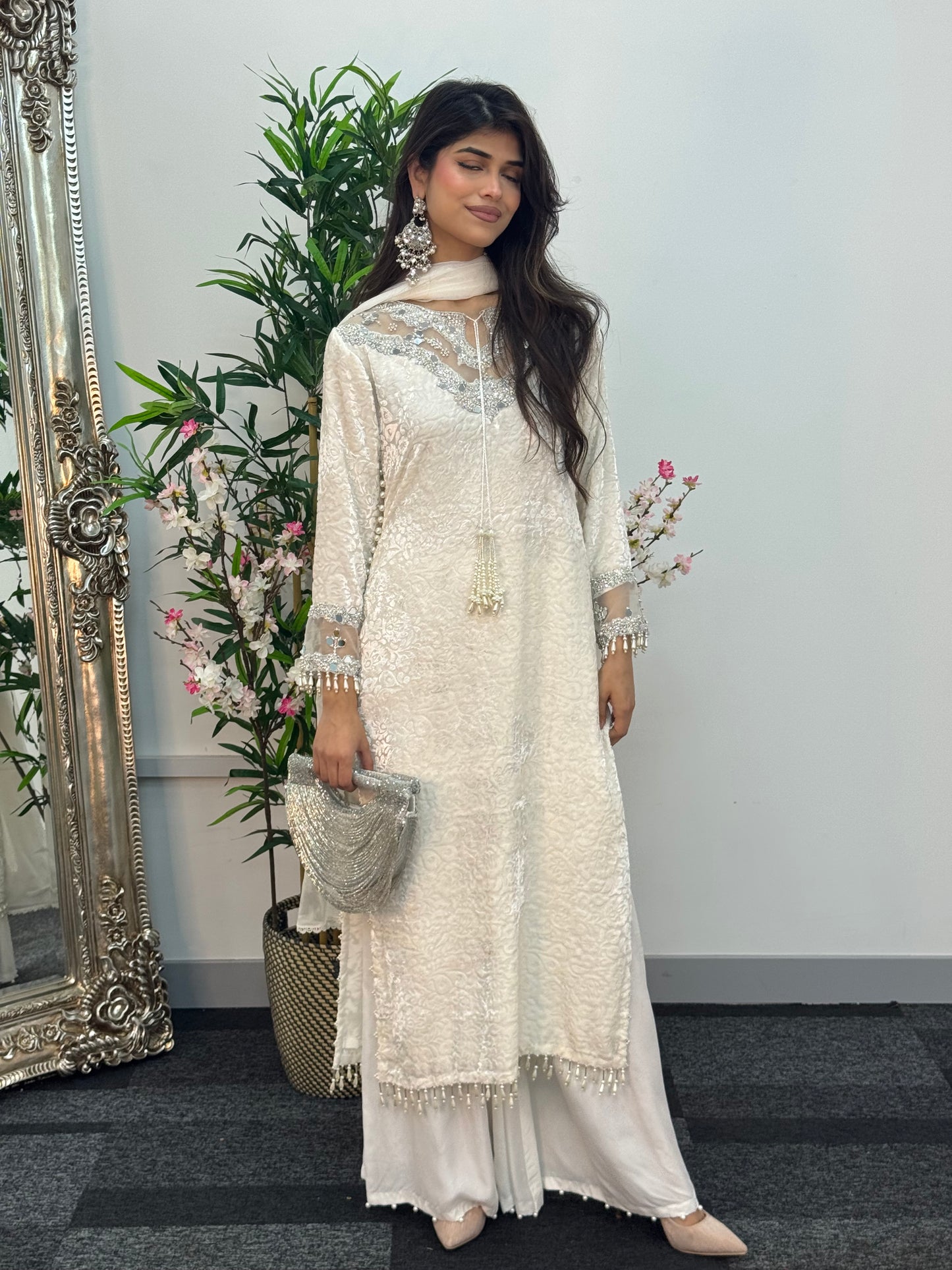 (Preorder 4 weeks) Jheel - White Plachi