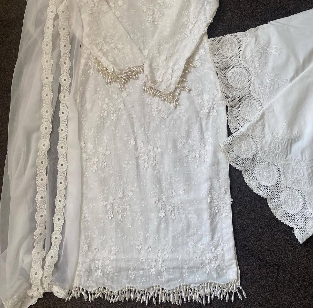 (Preorder 4 weeks) pakiza white