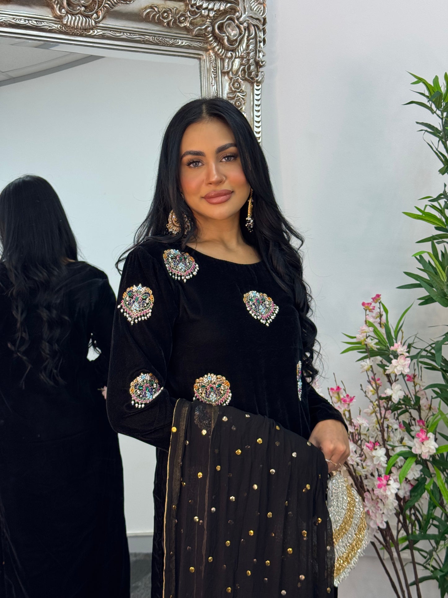 Meena Kaari - black