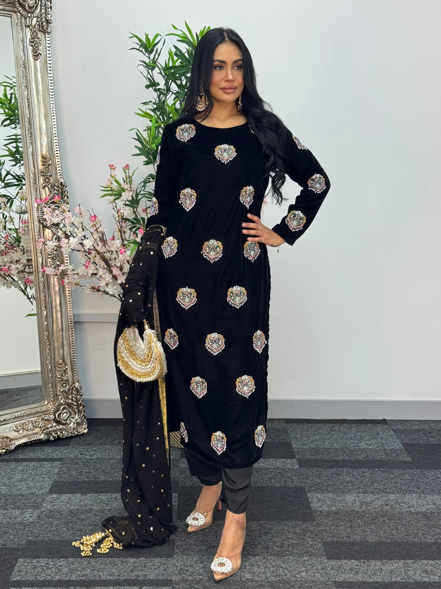 (Preorder) Meena Kaari - black