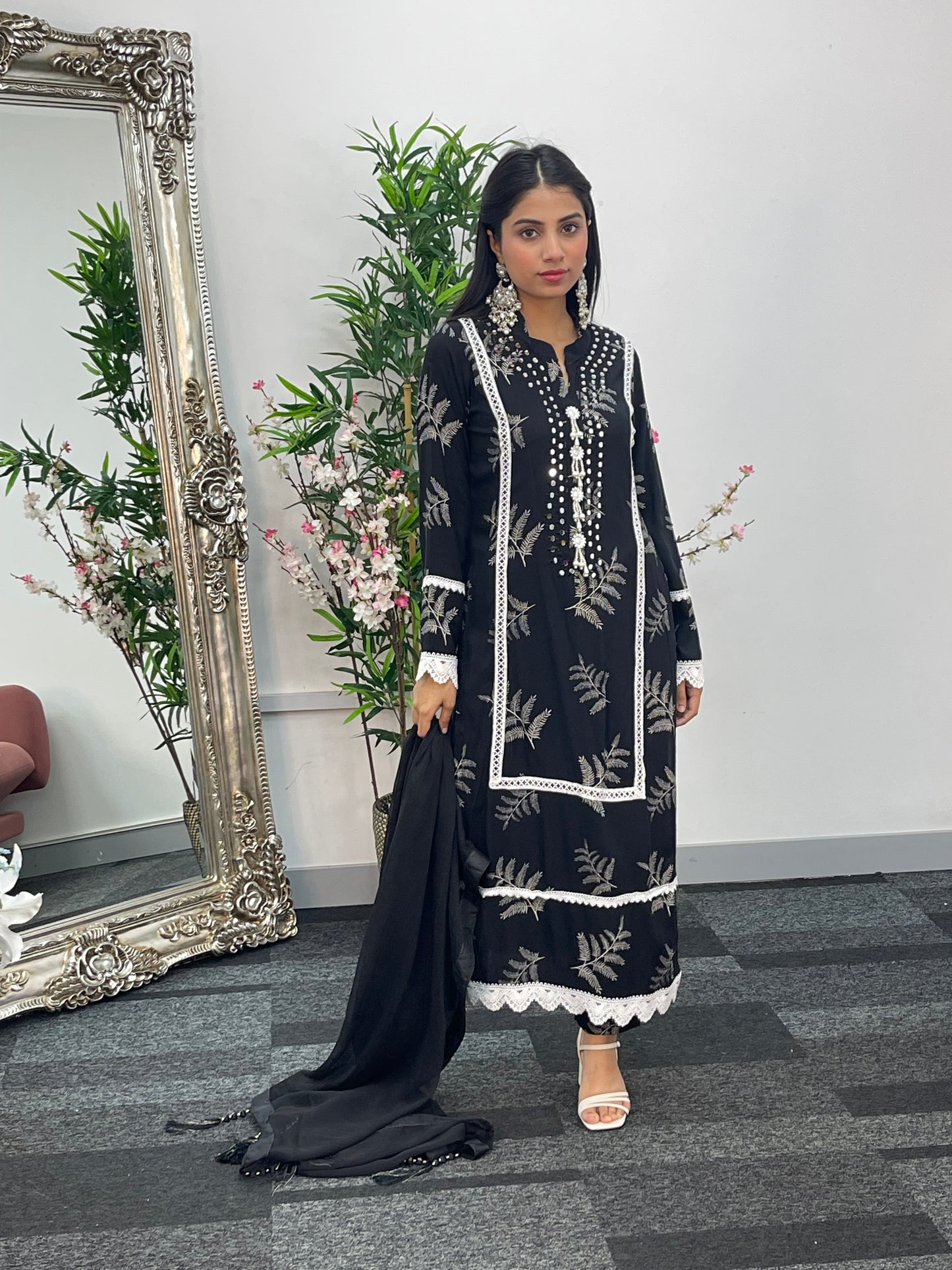 Nisha - Black Linen - D