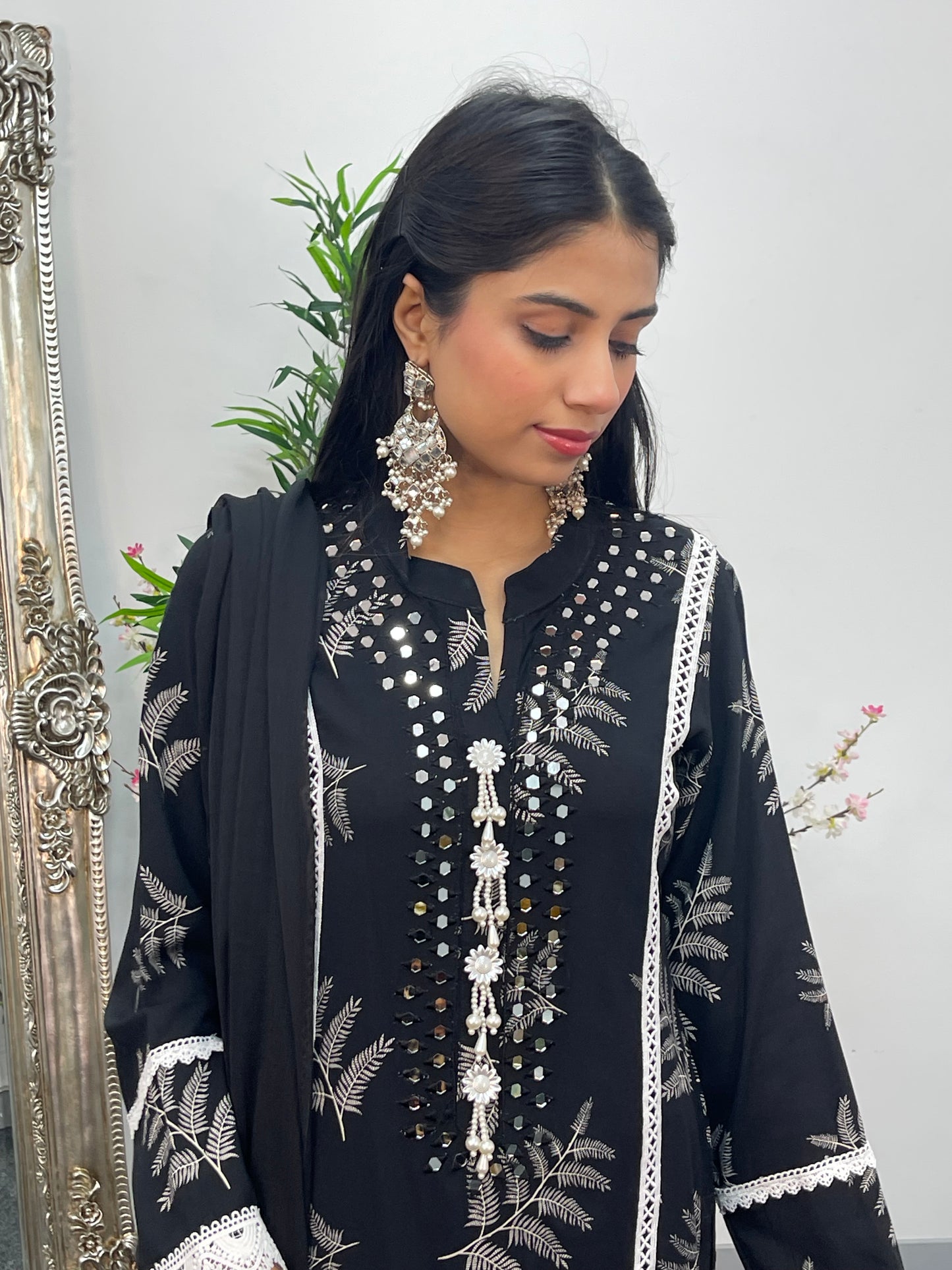 Nisha - Black Linen - D