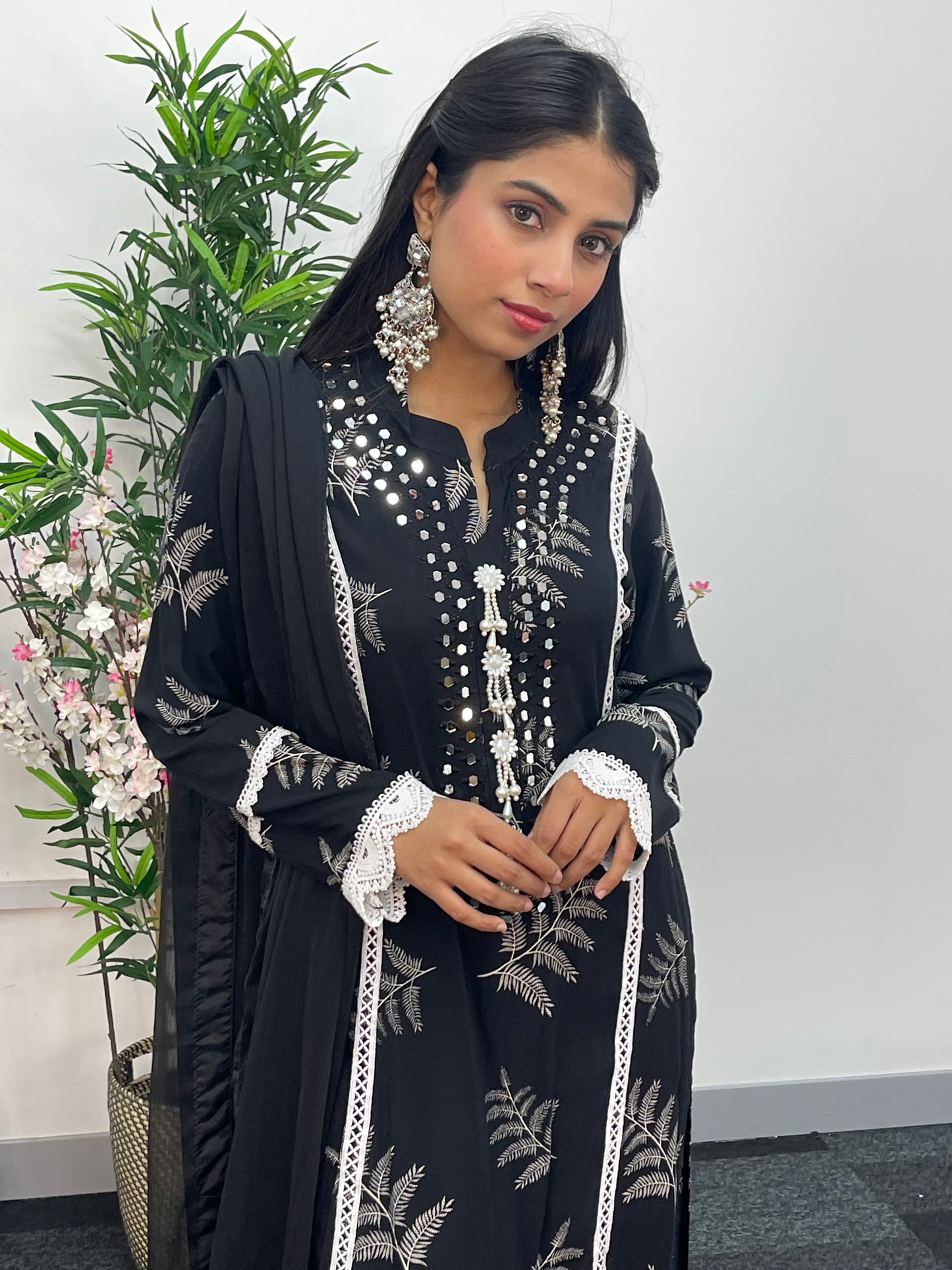 Nisha - Black Linen - D