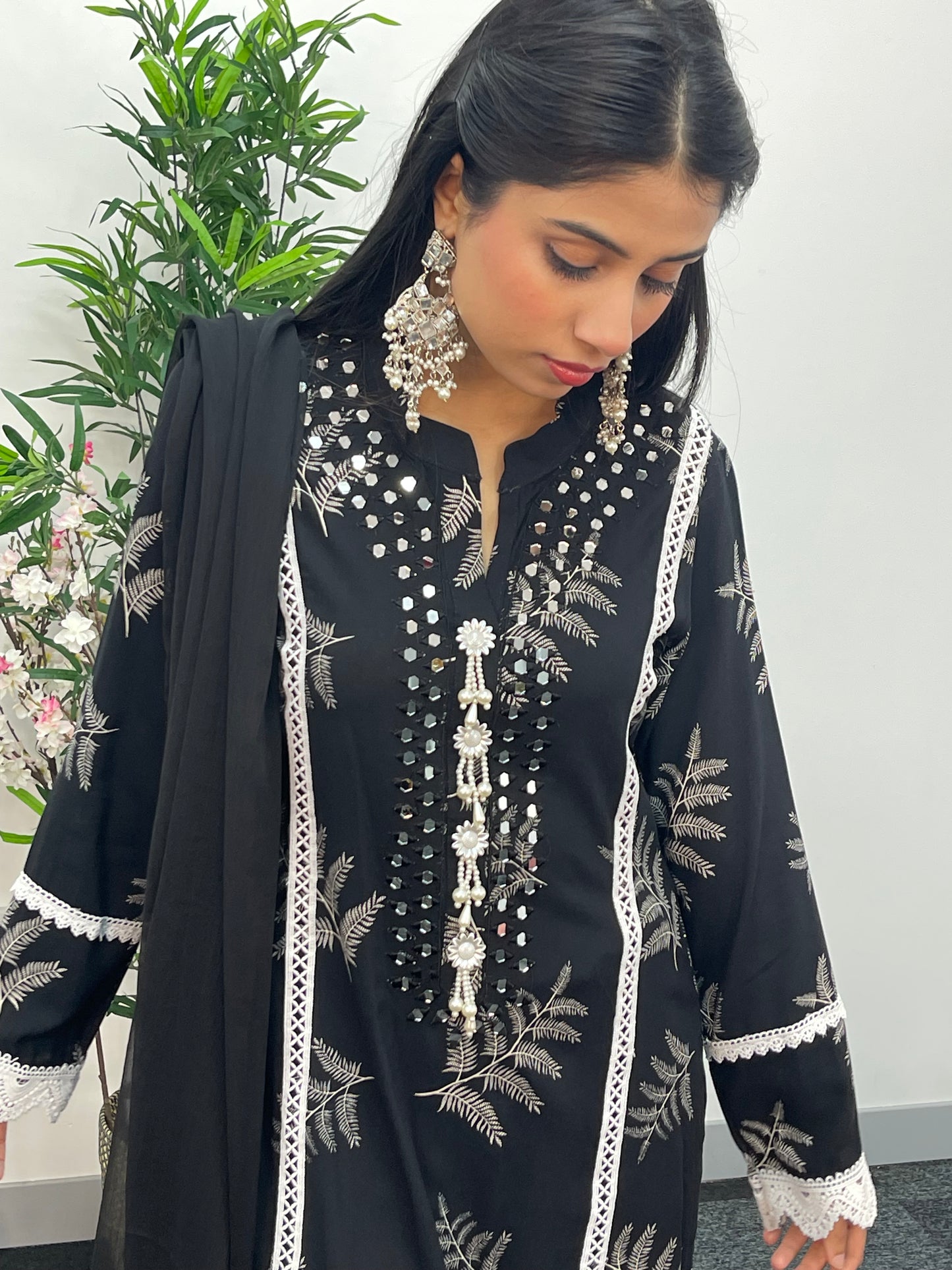 Nisha - Black Linen - D